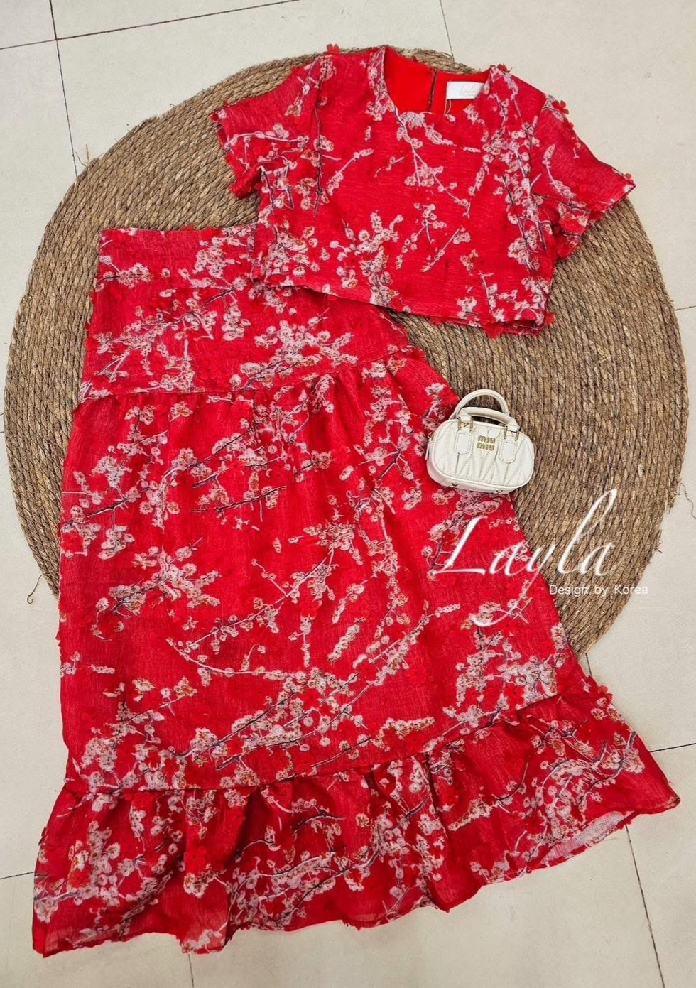 ชุดเซตผ้าไหมทอลายดอก 3d สวยละมุน เสื้อครอปทรงสวยแมทกับกระโปรงเอวสูง ใส่แล้วดูเพรียวมาก งานมีซับในตัวนะคะ ใส่สบาย : สินค้าคุณภาพ (พร้อมส่ง)