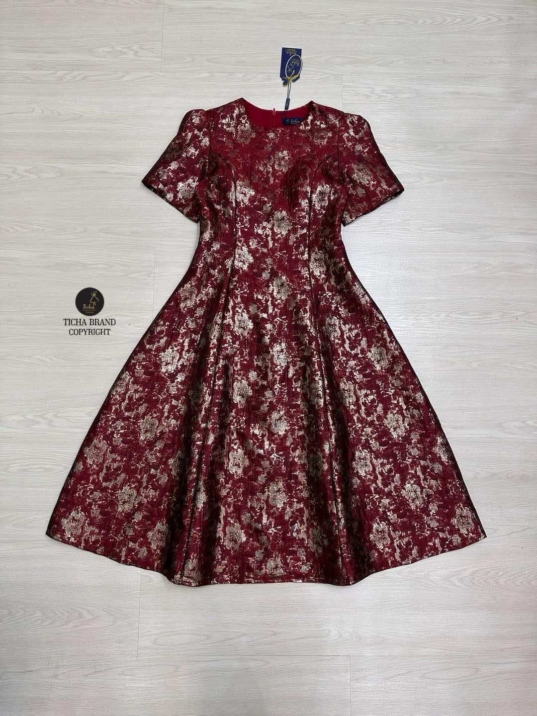 เดรสคอกลมแขนสั้น ดีเทลผ้าทอสีแดงสลับทอลายดอกสีทองดีไซน์สวย ช่วงกระโปรงยาวทรงย้วยสวย (อกเสริมฟองน้ำ มีซิปหลัง) ใส่สบาย : สินค้าคุณภาพ (พร้อมส่ง)