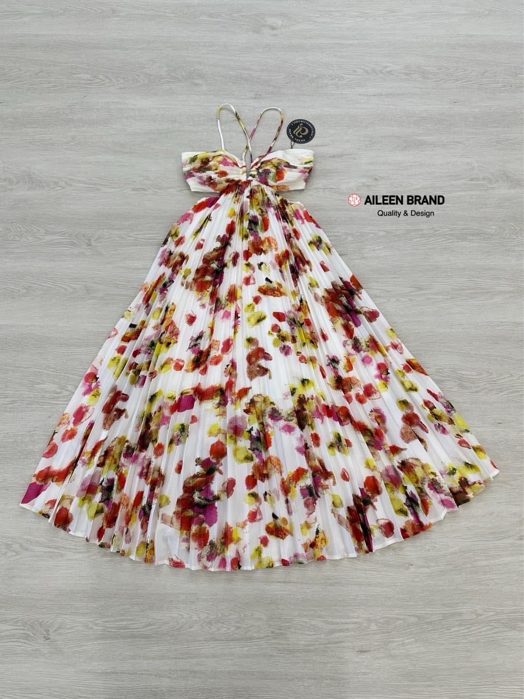 Maxi เดรสเกาะอก ดีไซน์แต่งสายไขว่หน้า ยาวถึงหลัง ผูกหลัง เพิ่มความเซ็กซี่ด้วยกานแต่งเว้า ช่วงอก เอวและหลัง ช่วงเอวด้านหลังแต่งจั้มสม๊อค ซิปข้าง ใส่สบาย : สินค้าคุณภาพ (พร้อมส่ง)