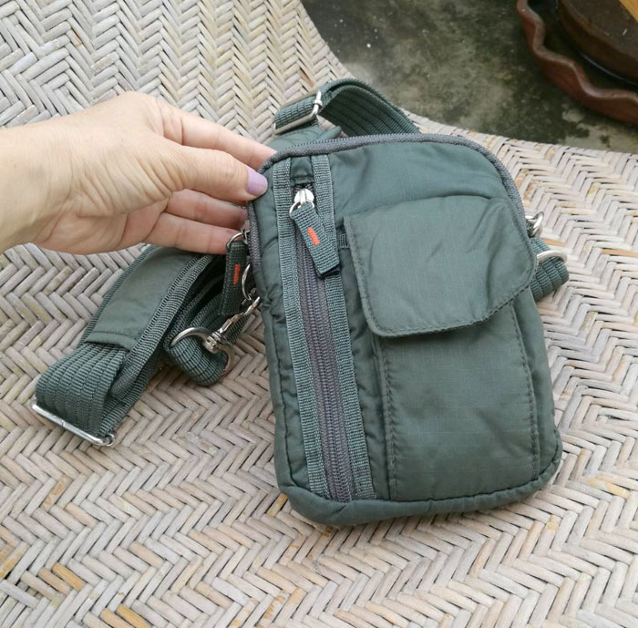 กระเป๋าสะพาย-คาดเอว Uniqlo สวยมาก เท่สุดๆ (ของใหม่)