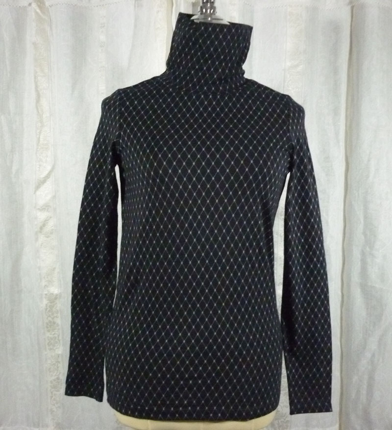 เสื้อคอเต่า Uniqlo รุ่น UT Sz S สวยมาก (ของใหม่)