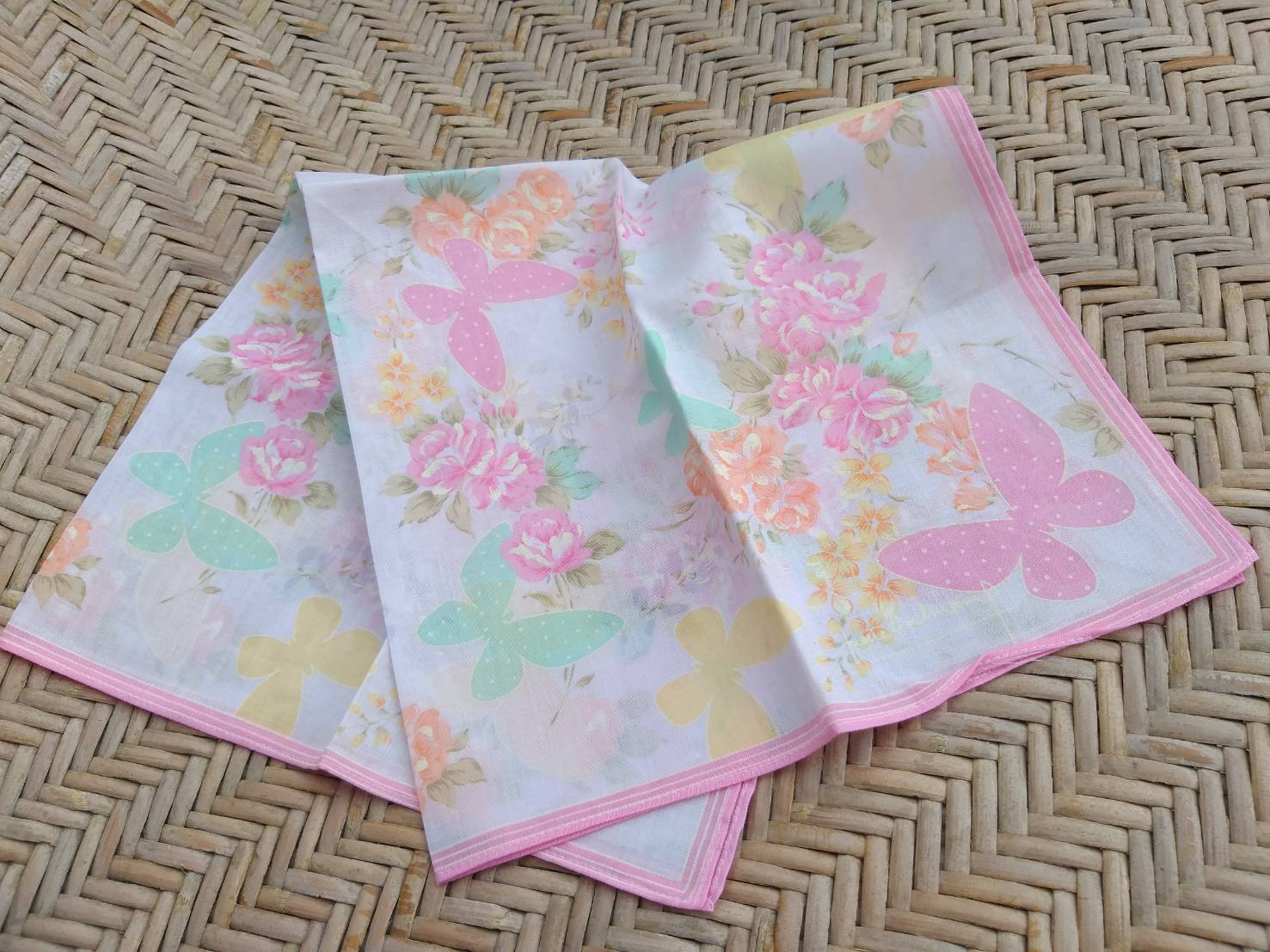 ผ้าเช็ดหน้าลายผีเสื้อดอกไม้ สวยมาก ผ้านุ่มมม