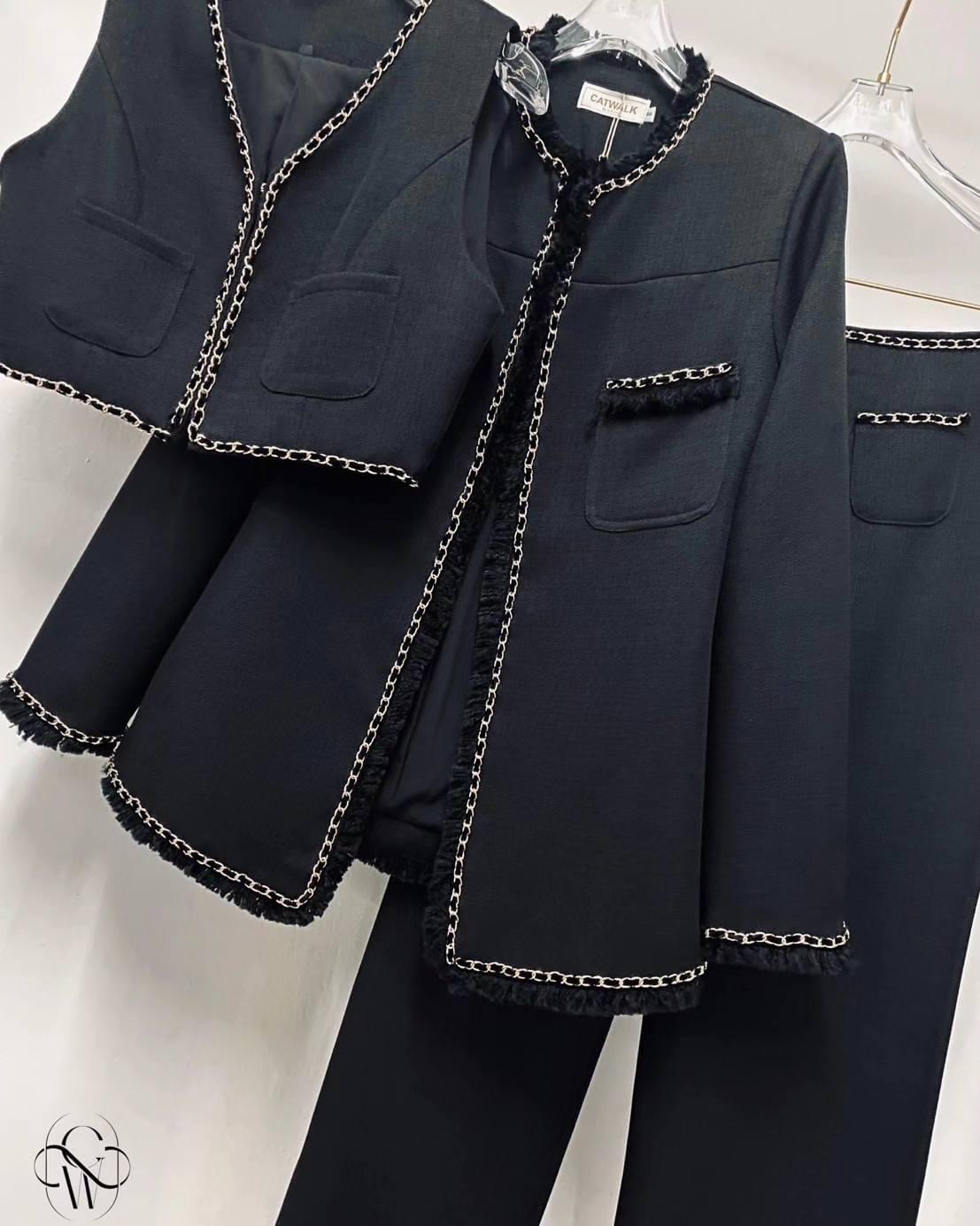 เซต 3 ชิ้น ผ้าทวิตเกรดA แต่งโซ่ทอง ตัวเสื้อกั๊กด้านในเป็นครอปคอวีแขนกุด แต่งขอบด้วยโซ่ทองร้อยริบบิ้นกำมะหยี่สี+เสื้อคลุมทรงกึ่งเข้ารูป+กางเกงเอวสูงทรงขากระบอก สินค้าคุณภาพ (พร้อมส่ง)