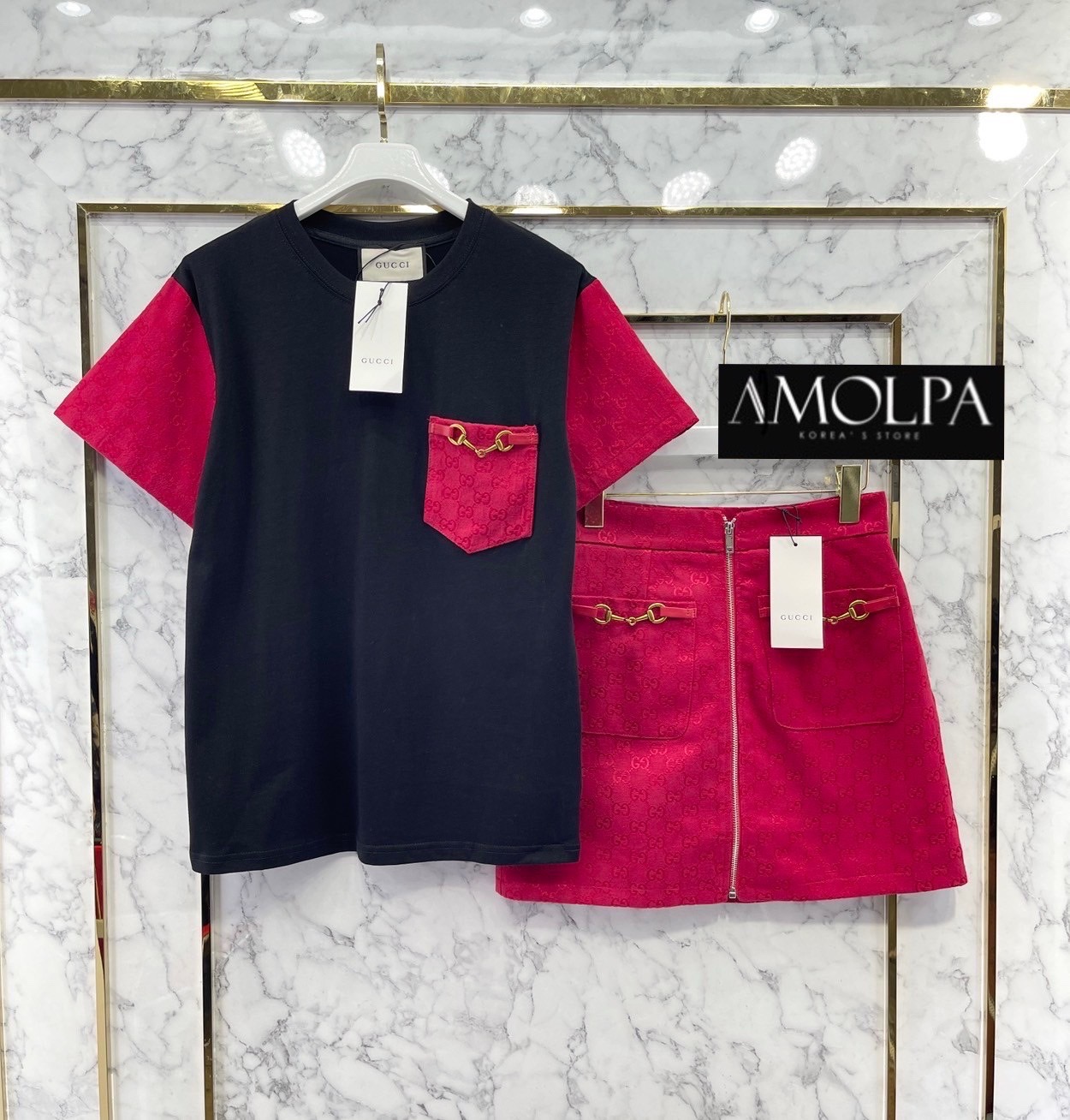 SET GG งานใหม่ 2024SS ตัวเสื้อแขนสั้นต่อแขนผ้าทอGGสีแดง แต่งอะไหล่ HORSEBIT มาพร้อมกระโปรง ผ้าทอแดงGG แต่งอะไหล่ HORSEBIT ใส่เข้ากันลง ใส่สบาย สินค้าคุณภาพ (พร้อมส่ง)