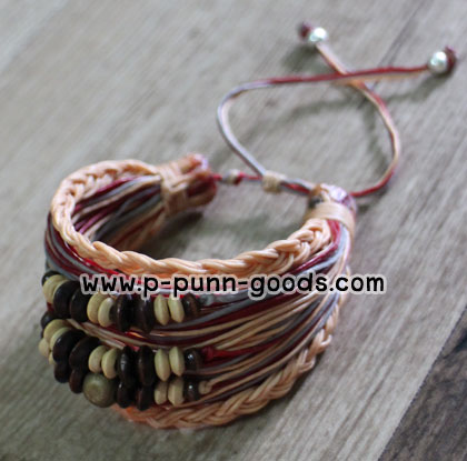 ข้อมือเชือกเทียนถักลูกปัดไม้