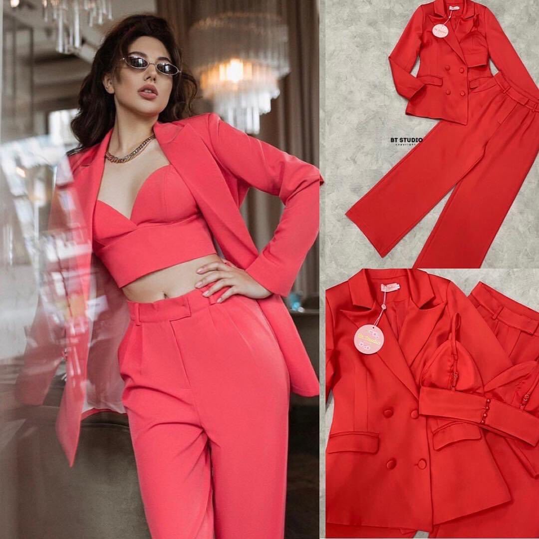 เซท 3 ชิ้น เสื้อครอปสายเดี่ยว ช่วงอกเสริมฟองน้ำ ด้านหลังแต่งกระดุม สายปรับได้ มาพร้อมเบเซอร์แขนยาวคอ ปกแต่งกระดุม 4 เม็ด แมทซ์กับกางเกง ขายาวเอวสูง . สินค้าคุณภาพ (พร้อมส่ง) สำเนา