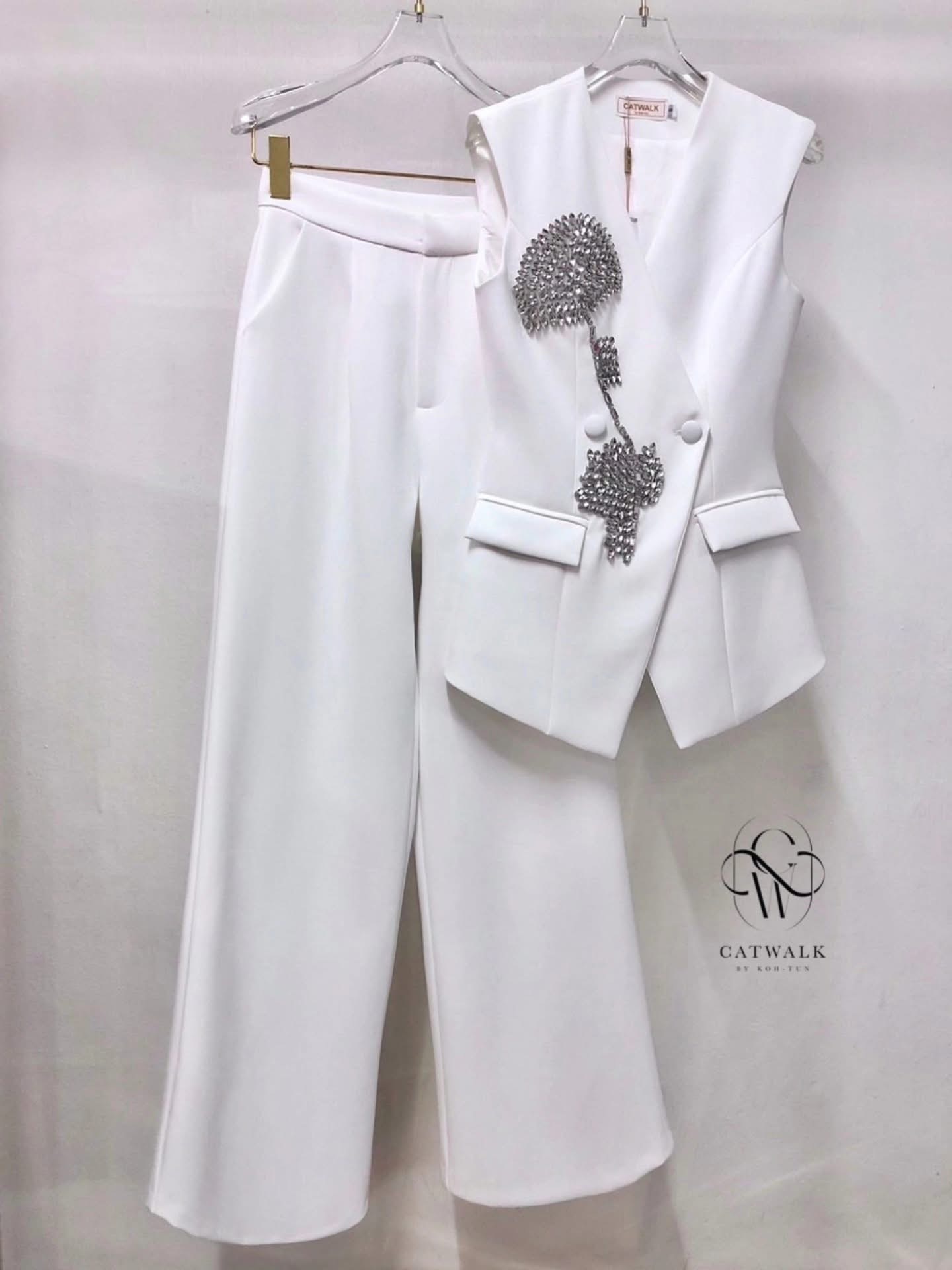 เซตเสื้อแขนกุดปักดอกไม้เพชร+กางเกงทรงสวย เนื้อผ้าเกรดเอ ใส่สบาย : สินค้าคุณภาพ (พร้อมส่ง)