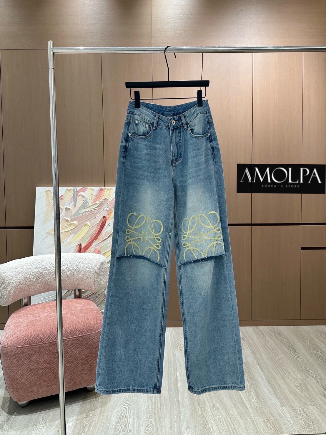 กางเกงขายาว LOEWE DENIM งานสวยยยม๊ากกก ช่วงเข่า LOGO LOEWE งานไฮเอนชนช๊อป ด้านหลังปักแผ่นหนังLOEWE ใส่สบาย : สินค้าคุณภาพ (พร้อมส่ง)