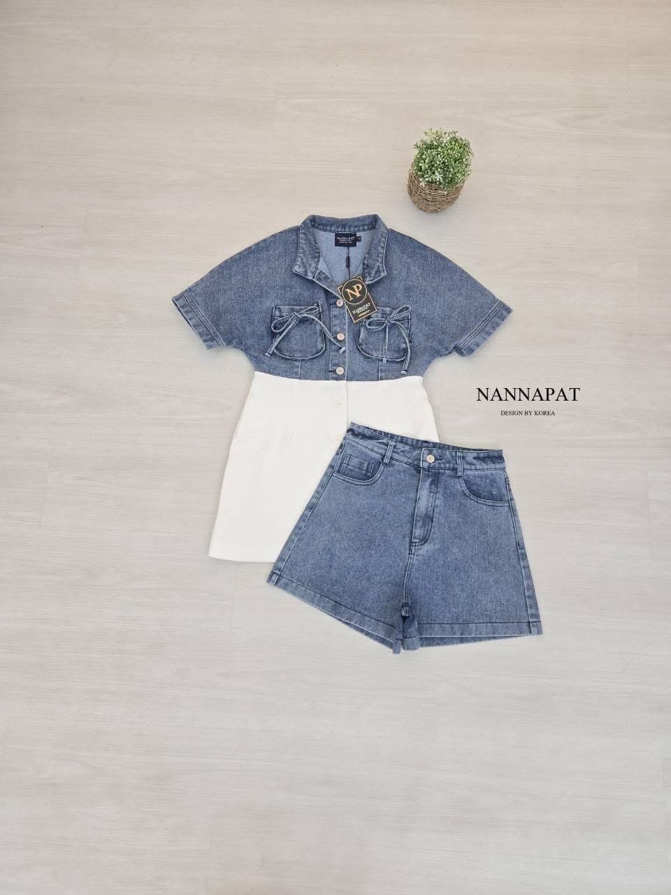 ชุดงานยีนส์ฟอกตัดกับผ้าสูท คอปีน แต่งโบว์อกน่ารักชิคๆ ใส่สบาย : สินค้าคุณภาพ (พร้อมส่ง)