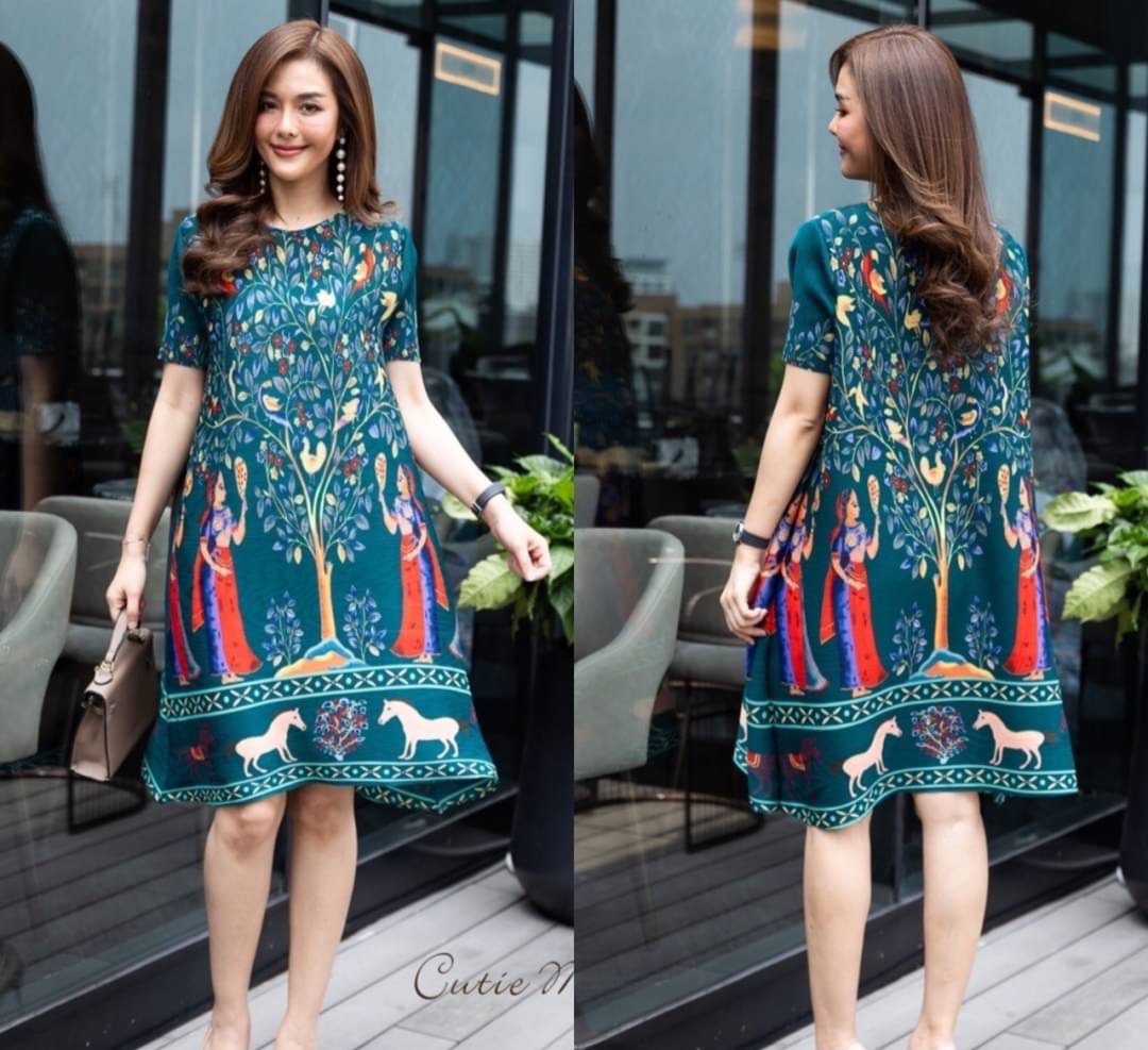เดรสผ้าอัดพลีทมาพร้อมลายพิมพ์ที่เล่าเรื่อง ราวลายพิมพ์สวยคมชัดชุดใส่ง่ายสบายๆ โดดเด่นมากค่ะ ใส่สบาย : สินค้าคุณภาพ (พร้อมส่ง)