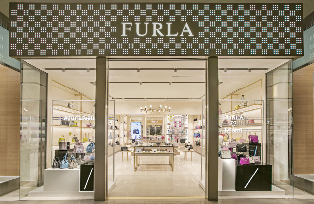 ผ้าพันคอไหมพรม FURLA นุ่มมาก (ของใหม่)