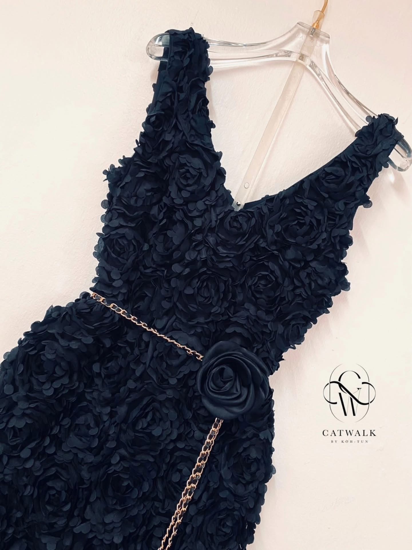 แม็กซี่เดรสผ้าดอกกุหลาบ+เข็มขัดโซ่แต่งเข็มกลัดดอกไม้ ตัวชุดเป็นทรงเข้ารูป แขนกุด คอวี เนื้อผ้าเกรดเอผ้านุ่ม ใส่สบาย : สินค้าคุณภาพ (พร้อมส่ง)