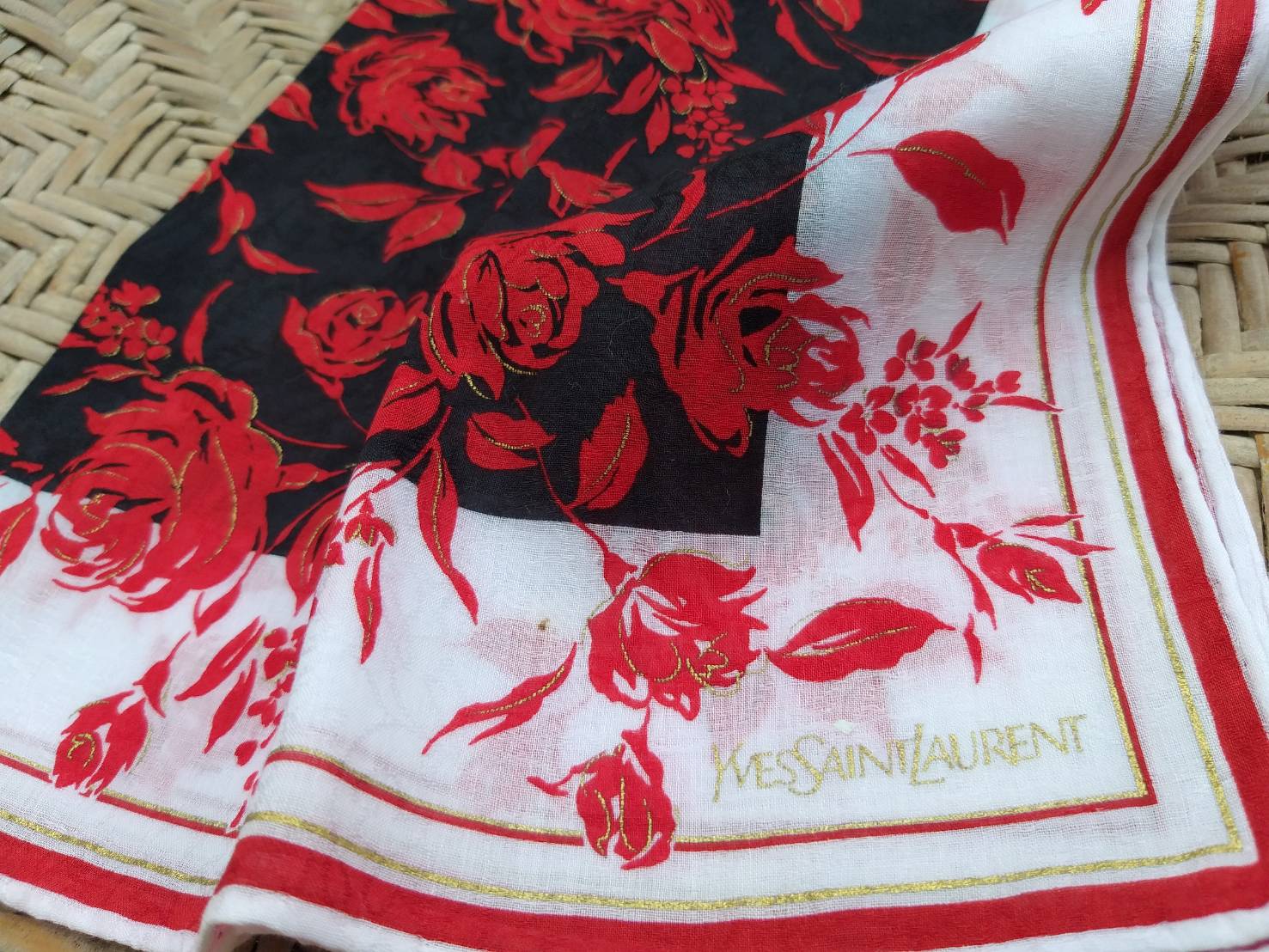 ผ้าเช็ดหน้า Yves Saint Laurent สวยมาก