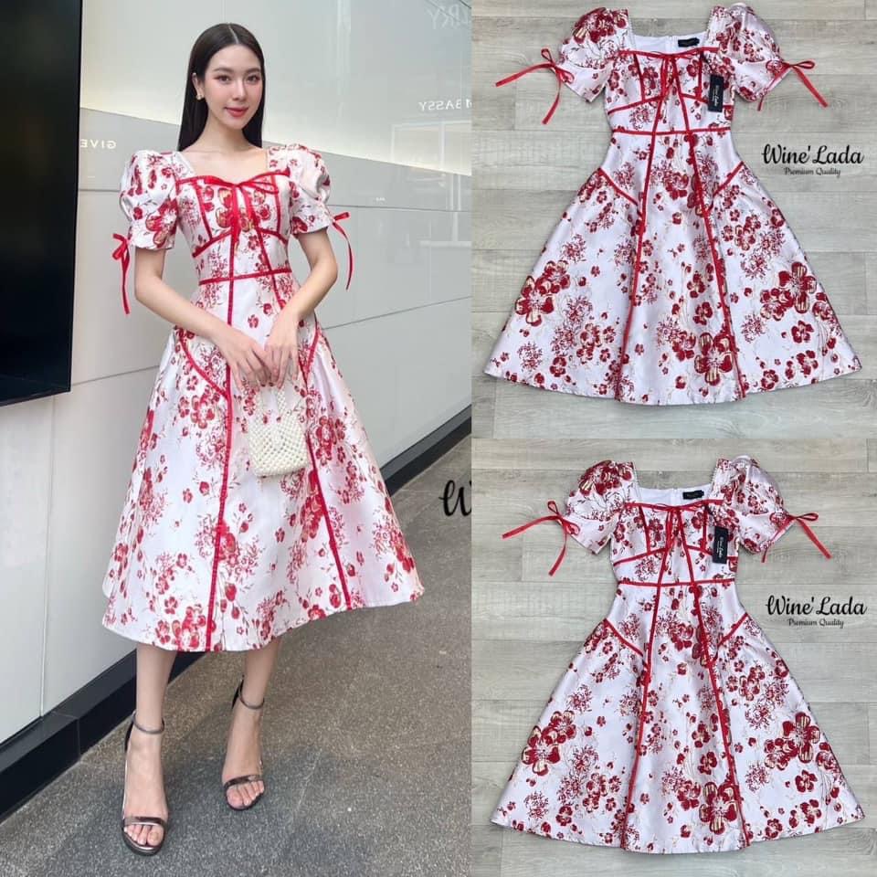 เดรสทรงเจ้าหญิงใช้ผ้า jacqua ทั้งตัว ตัดด้วยริ้บบิ้นสีแดง ตรงอกและปลายแขนเสื้อมีดีเทลแต่งริ้บบิ้นแดง สามารถผูกเป็นโบว์น่ารักๆ ใส่สบาย : สินค้าคุณภาพ (พร้อมส่ง)