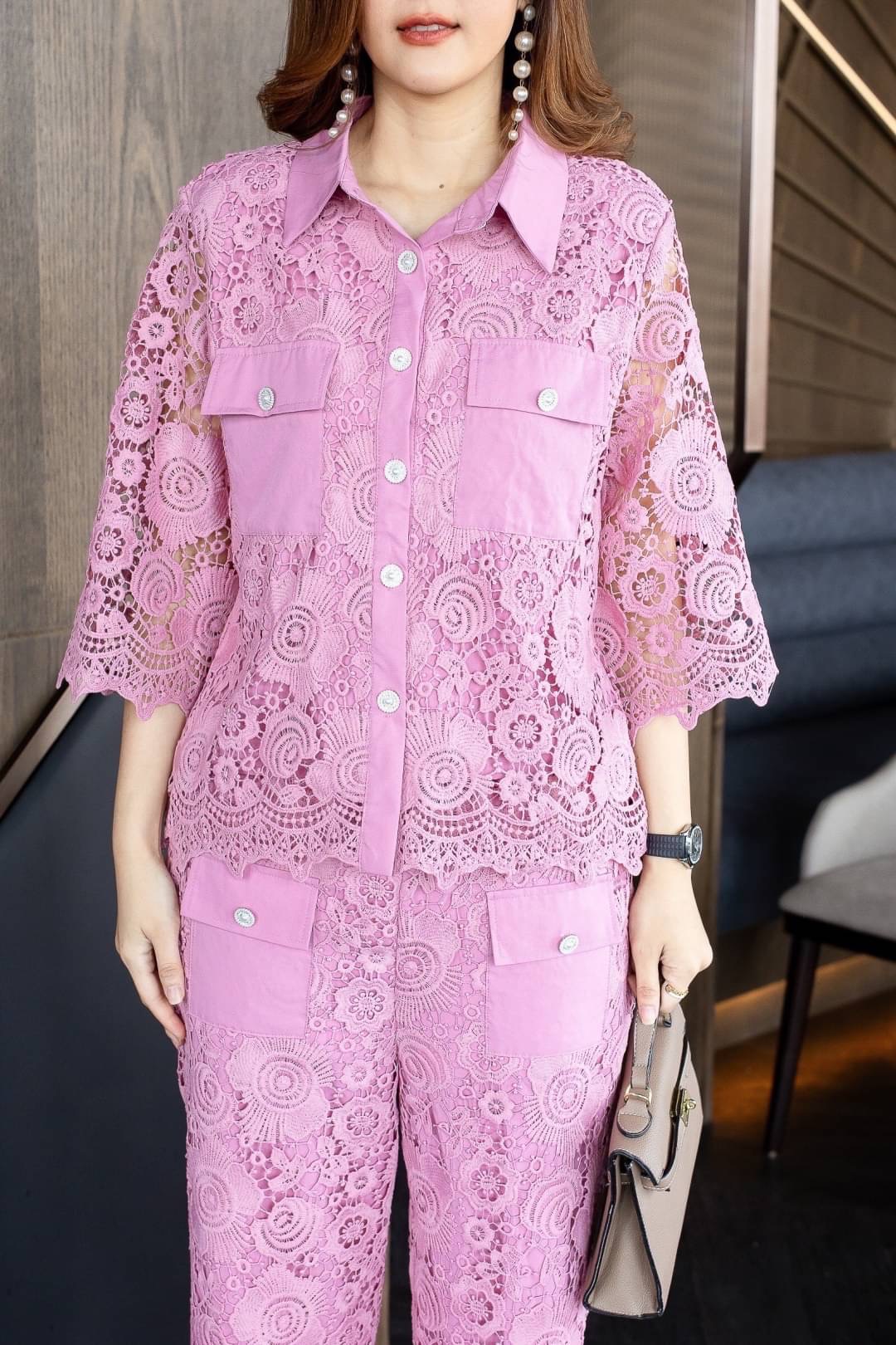 ชุดเซ็ทลูกไม้ลายเชิง ทั้งชุด แต่งกระเป๋าทั้งเสื้อและ กางเกง ประดับด้วยกระดุมมุก มีซับในทั้งชุด ใส่สบาย สินค้าคุณภาพ (พร้อมส่ง)