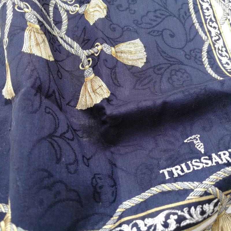 ผ้าเช็ดหน้า TRUSSARDI ผ้าดีมาก อย่างหรู