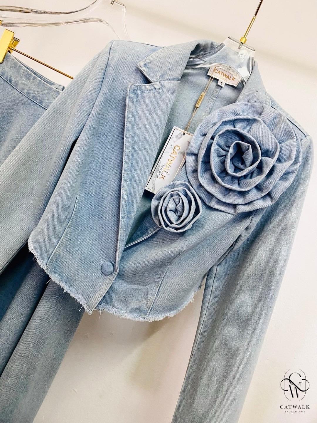 เซตเสื้อครอปยีนส์ แต่งดอกไม้+กระโปรงยาวทรงย้วยรอบตัว เนื้อผ้า ยีนส์ฟอกเกรดเอ ใส่สบาย : สินค้าคุณภาพ (พร้อมส่ง)