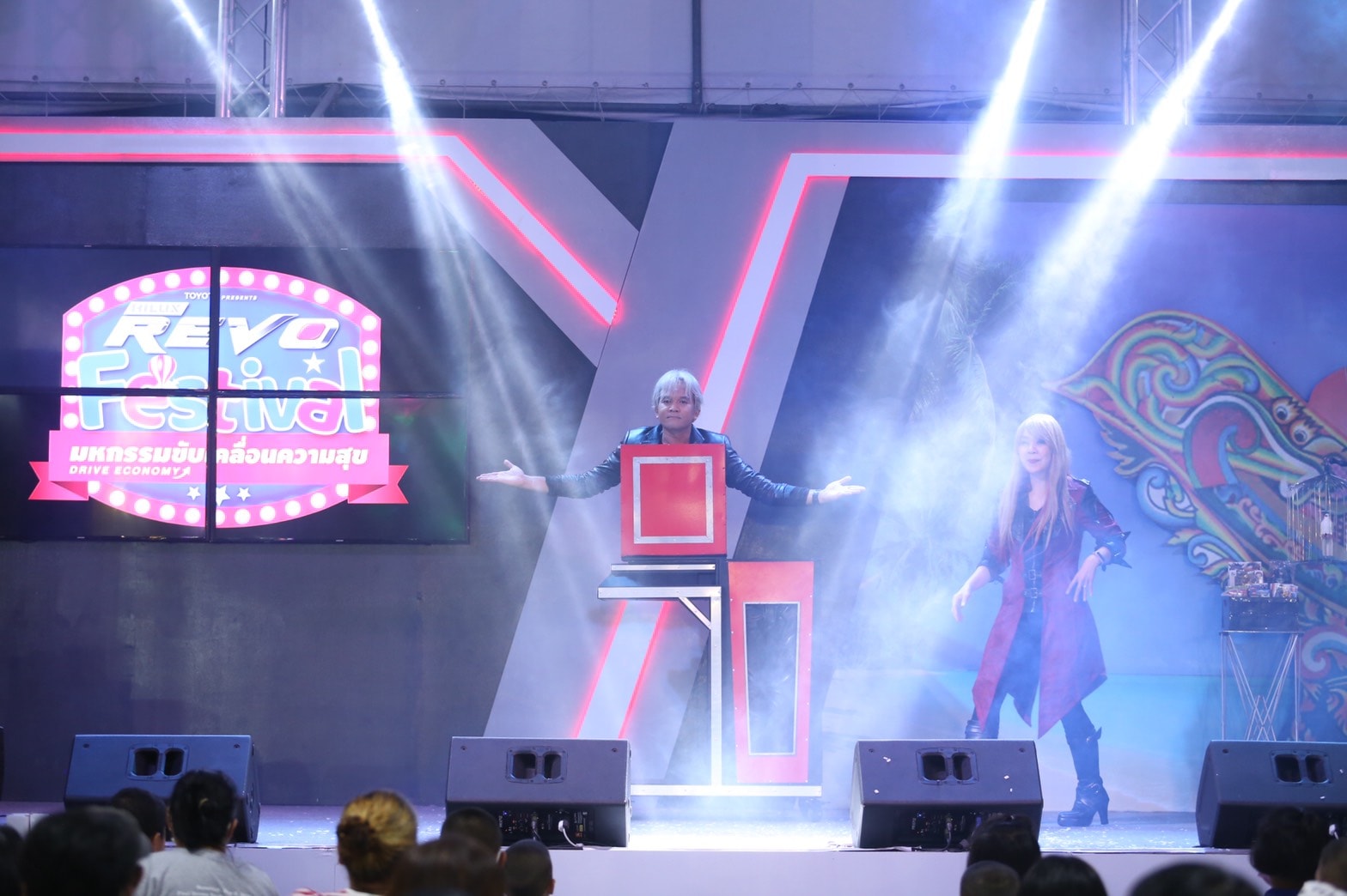 มายากล นักมายากล การแสดง โชว์ Magic Show "งาน HILUX REVO FESTIVAL 2020" 09/12/2563