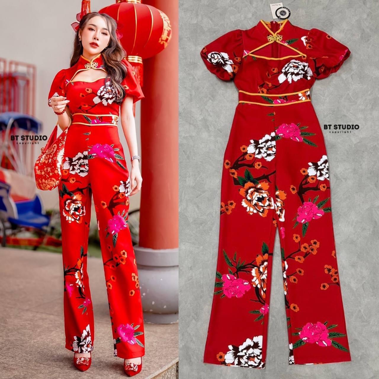 ชุดจั้มสูทขายาวแขนสั้นช่วงคอแต่ง กระดุมจีน แต่งเว้าช่วงเนินอกเล็กน้อย งานพิมพ์ ลายดอกไม้แต่งตัดพื้นสีแดงแต่งด้วยขอบรอบ คอและเอว งานสวย สินค้าคุณภาพ (พร้อมส่ง)