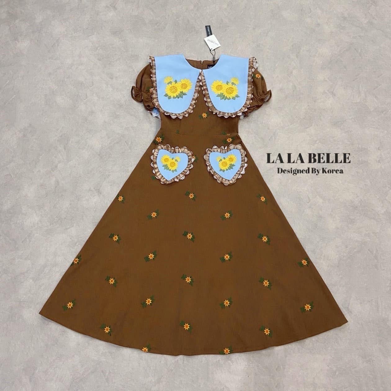 เดรสรุ่นฮอตรุ่นปังน่ารักสุดๆเป็นผ้าลูกฟูกอัดกาวปักลายดอกไม้ทั้งชุดคอปกใหญ่ปกลายดอกไม้แต่งขอบปก2ชั้นผ้าแก้วจับจีบรองด้วยผ้าลูกไม้สีขาวเอวเข้ารูปกระโปรงบานใช้ผ้าเยอะ ใส่สบาย : สินค้าคุณภาพ (พร้อมส่ง)