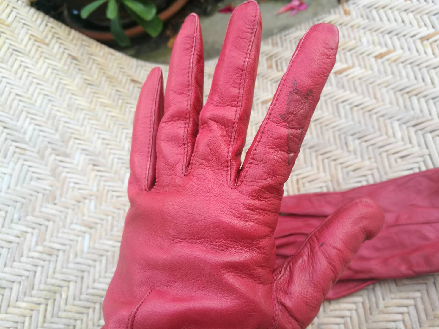 ถุงมือหนังแท้ สีแดง สวยมาก