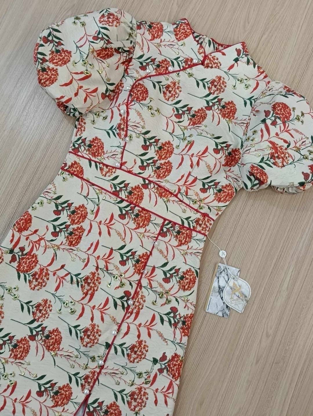 กี่เพ้าแขนตุ๊กตา คอกุ๊น ผ้าtexture ลายดอกทั้งชุด รุ่นนี้แพทเทริน เป๊ะมาก เรียบหรู ใส่รับอั่งกันจ้า สวยๆ เฮงๆรับตรุษจีนนี้ ใส่สบาย : สินค้าคุณภาพ (พร้อมส่ง)