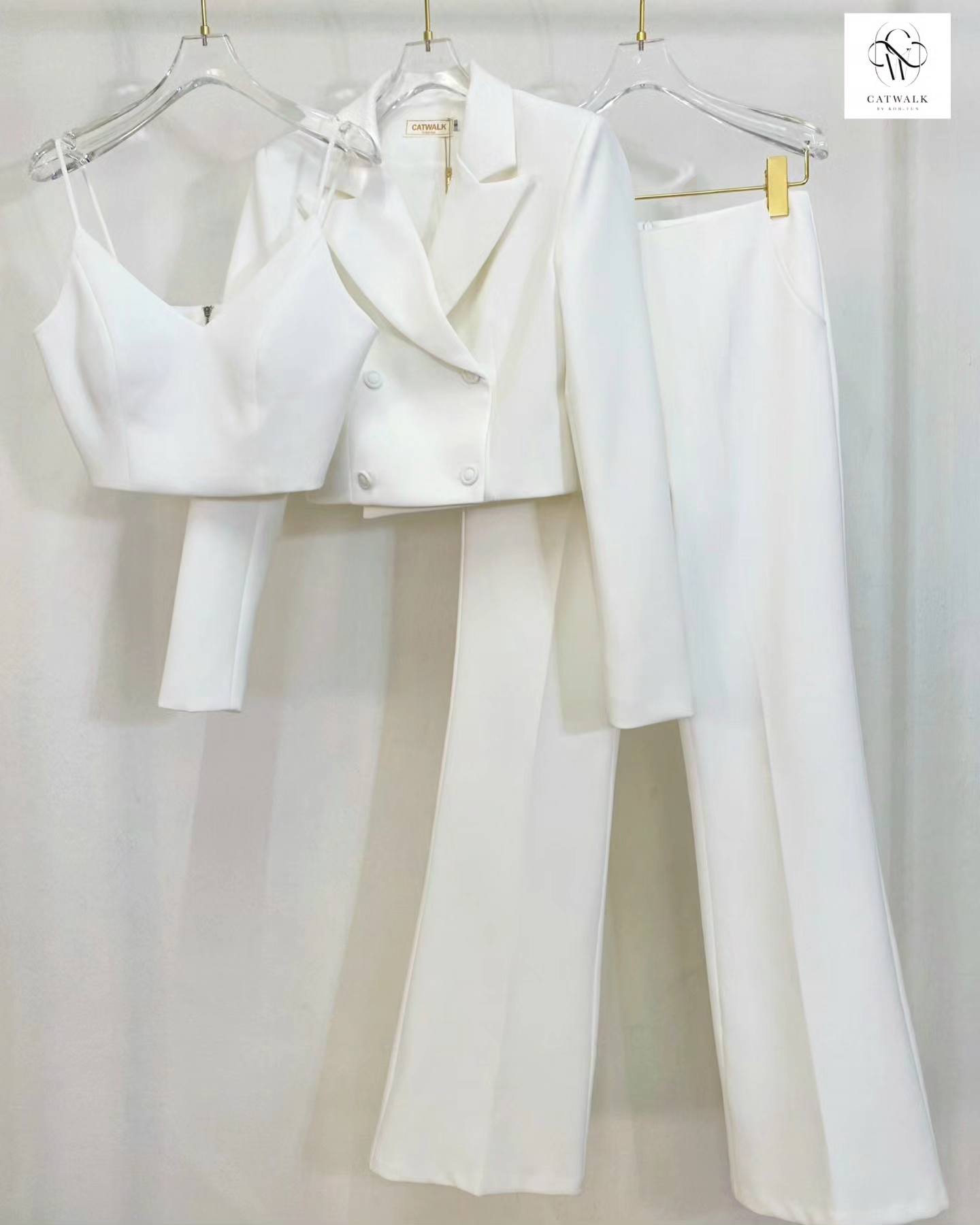 เซต Blazer ตัวสั้น 3 ชิ้น ตัว Blazer เป็นทรงครึ่งตัว เข้ารูป ด้านหน้าป้ายกัน สีโทนเดียวกับตัวชุด มีเสื้อ ครอปสายเดียวตัวใน มาคู่กับ กาง้กงเอวสูงทรงขาม้า ใส่สบาย สินค้าคุณภาพ (พร้อมส่ง)