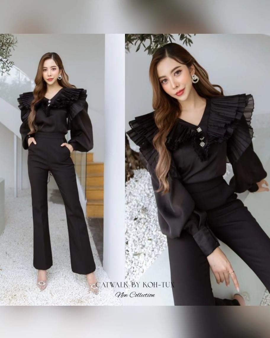 เสื้อครอปแต่งระบายอัดพลีท ผ้าซิลเนื้อดี เนื้อนุ่มใส่สบาย ตัวเสื้อเป็นทรงเข้ารูป คอวีแขนพองยาว ใส่สบาย : สินค้าคุณภาพ (พร้อมส่ง)