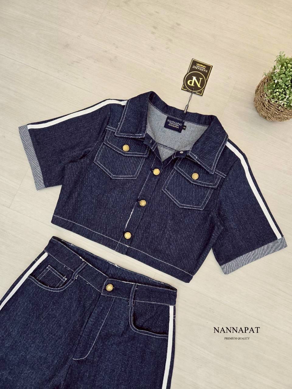 Set เสื้อดีไซน์เก๋ แต่งแถบแขน กระเป๋าคู่เล็กๆ กระดุมทอง มาพร้อมกางเกงขายาวทรงสวยสับมาก แต่งแถบเท่ๆ ใส่สบาย : สินค้าคุณภาพ (พร้อมส่ง)