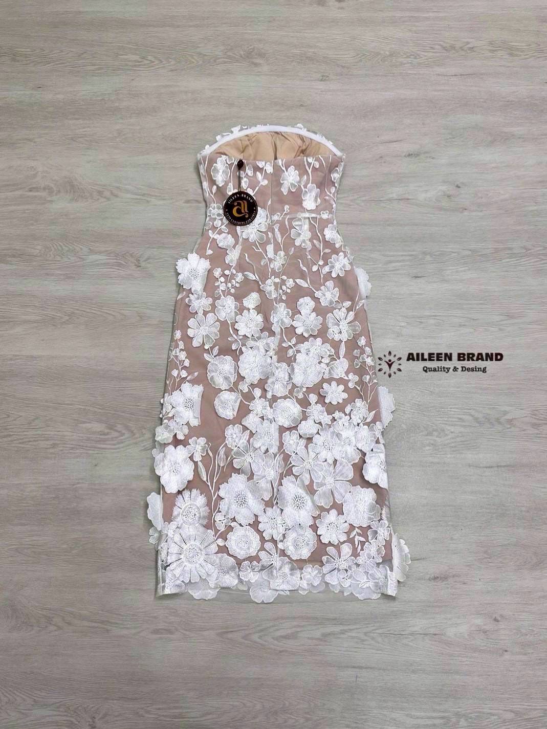 เดรสเกาะอก ทรงเข้ารูป ดีเทลแต่งดอกไม้3D แน่นๆ มาให้ทั้งตัว ตัดด้วยชับในสีเนื้อ อกเสริมฟองน้ำ ืใส่สบาย : สินค้าคุณภาพ (พร้อมส่ง)