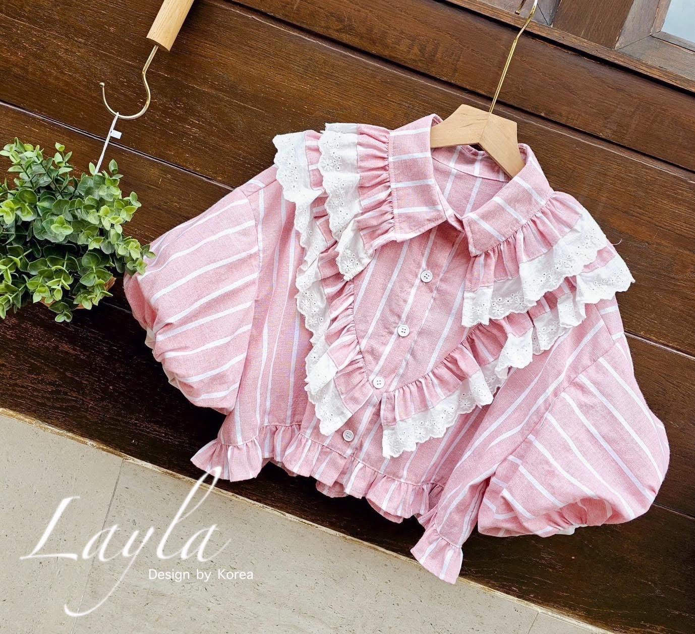 เสื้อครอปลายริ้วคอปกเชิ้ตแต่งระบายผ้าลูกไม้ฉลุชั้นๆ ใส่สบาย : สินค้าคุณภาพ (พร้อมส่ง)