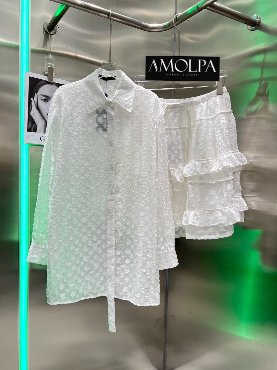 SET 2 PCS LV. MONOGRAM Fil Coupe ตัวเสื้อเป็นเชิ้ตสาบยาวลงมา เนื้อผ้า เป็นงาน3D มี TEXTURE ในตัวเอง สวยหรู ดูแพง มาพร้อมกระโปรงชั้นแต่งเลเยอร์อย่าง เทพพพพ สินค้าคุณภาพ (พร้อมส่ง)