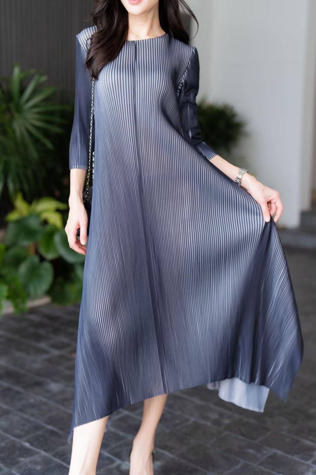 เดรสแขนสั้น คอกลมงาน AA Premium งานอัดพลีททรงA ทรงป้ายสไลด์ไปด้านข้าง พลีทเนื้อเดียวกับงาน Brand สวย Best Quality✔️ ตัดต่อพลีท 3 สี เย็บด้วยเทคนิคพิเศษ ใส่สบาย : สินค้าคุณภาพ (พร้อมส่ง)