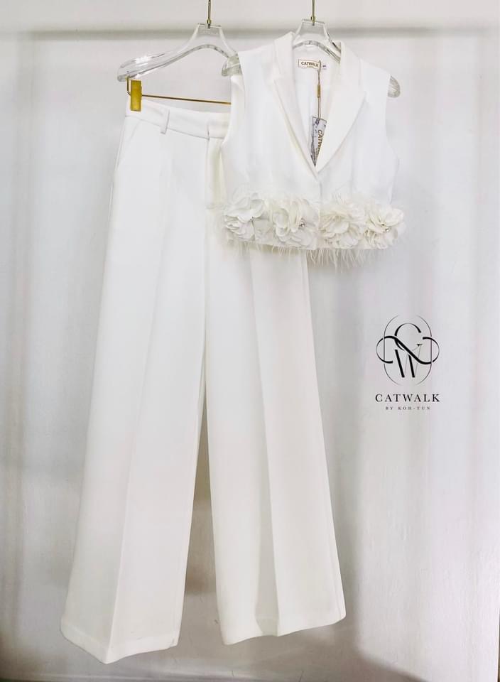 เซตครอปสูทแต่งดอกไม้ขนนกประดับมุก +กางเกงขายาว เอวสูง ทรงสวย เนื้อผ้าเกรดเอ ใส่สบาย สินค้าคุณภาพ (พร้อมส่ง)