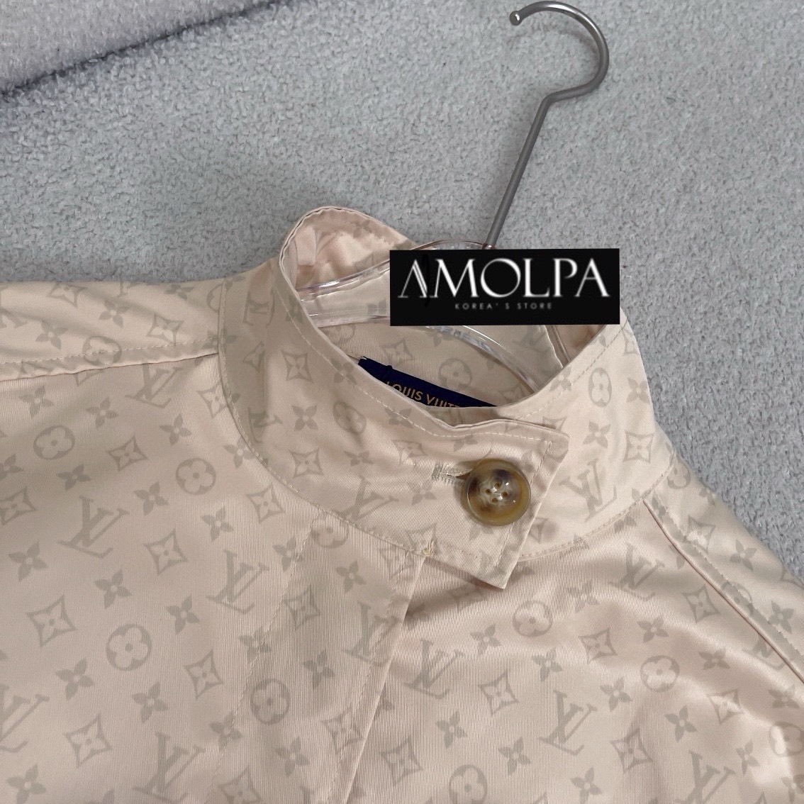 โค้ชตัวยาว MONOGRAM TOILE TRENCH COAT LOUIS VUITTON SS24 งานHIEND สุดๆ ห้ามพลาด งานดีสุดๆ ค่ะ ใส่แล้วสวย หรู ไฮโซ มาก : สินค้าคุณภาพ (พร้อมส่ง)