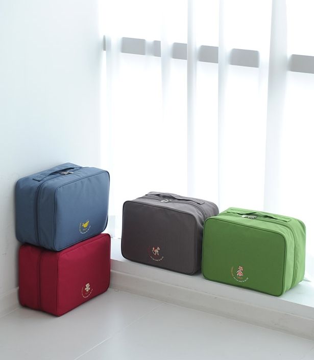 กระเป๋าจัดระเบียบเดินทาง, กระเป๋าจัดระเบียบเสื้อผ้า เสียบที่จับของกระเป๋าเดินทางได้ มีช่องใส่สองชั้นกั้นด้วยช่องตาข่าย ผลิตจากโพลีเอสเตอร์กันน้ำ