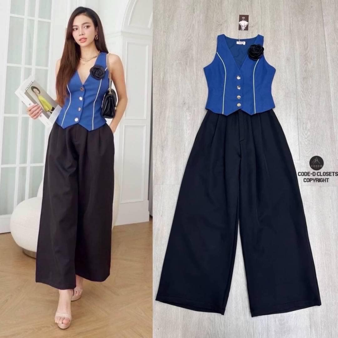 Set 2 ชิ้น เสื้อกั๊กสีกรมตีเกร็ดหน้ายาวกุ๊นขาวคอวีลึก มีกระดุมหน้าใช้งานได้จริงทรงเข้ารูปสวย มาคู่เข็มกลัดดอกไม้3Dสีดำเด่นสวย มาพร้อมกับกางเกงขายาวเอวสูงทรงกระบอกใหญ่สีดำ สินค้าคุณภาพ (พร้อมส่ง)