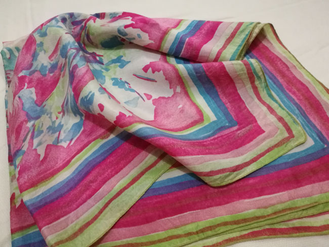 ผ้า 100% Silk LO MOMME BRICO ลายเพ้นท์รูปไก่ สวยอาร์ตค่ะ