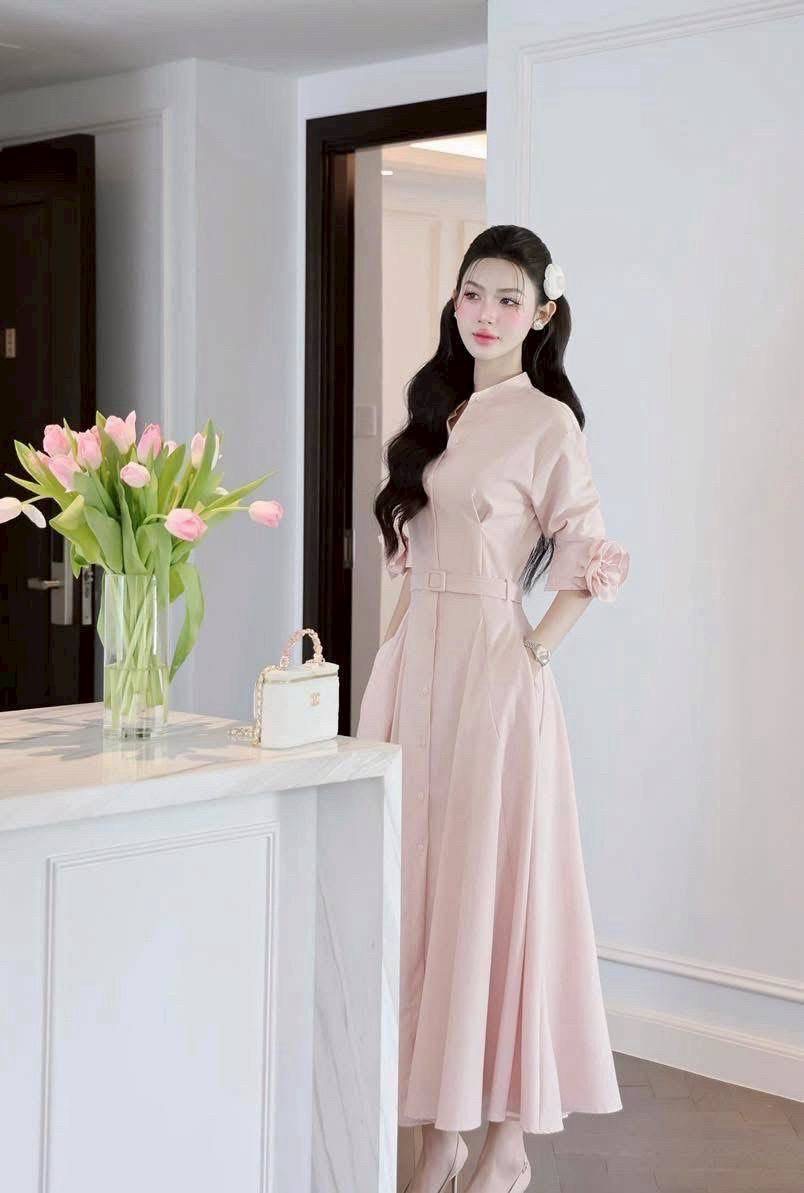 Maxiเดรสคอจีนแขนยาว สีขาว ทรงสวย มีเข็มกลัดดอกไม้3Dดอกใหญ่ที่ปลายแขน เพิ่มมิติให้กับชุด ช่งกระโปรงพริ้วสวย ด้านหน้าแต่งกระดุมเรียงยาวใช้งานได้จริง และมาคู่เข็มขัดใส่ปรับเข้ารูปให้ทรงสวย ใส่สบาย : สินค้าคุณภาพ (พร้อมส่ง)