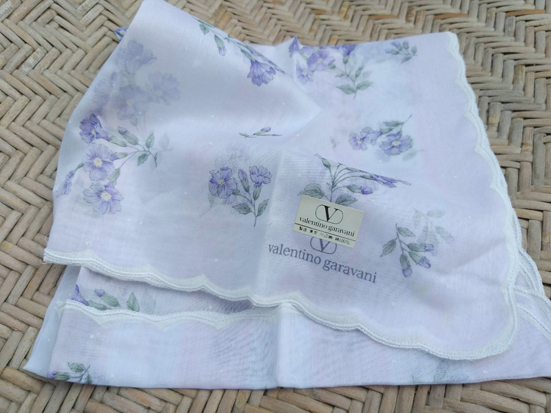 ผ้าเช็ดหน้า Valentino Garavani สวยหวานน่ารัก