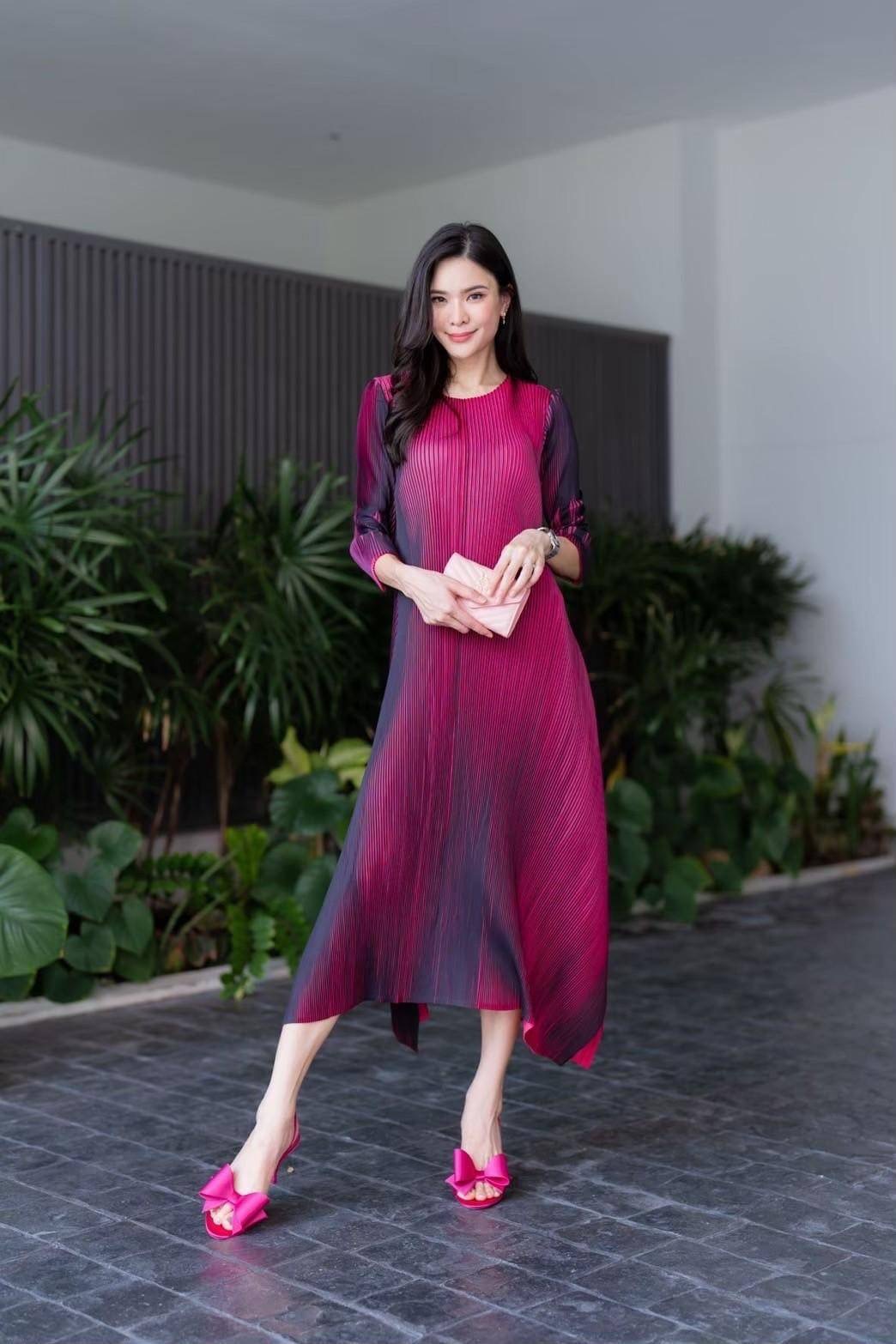 เดรสแขนสั้น คอกลมงาน AA Premium งานอัดพลีททรงA ทรงป้ายสไลด์ไปด้านข้าง พลีทเนื้อเดียวกับงาน Brand สวย Best Quality✔️ ตัดต่อพลีท 3 สี เย็บด้วยเทคนิคพิเศษ ใส่สบาย : สินค้าคุณภาพ (พร้อมส่ง)