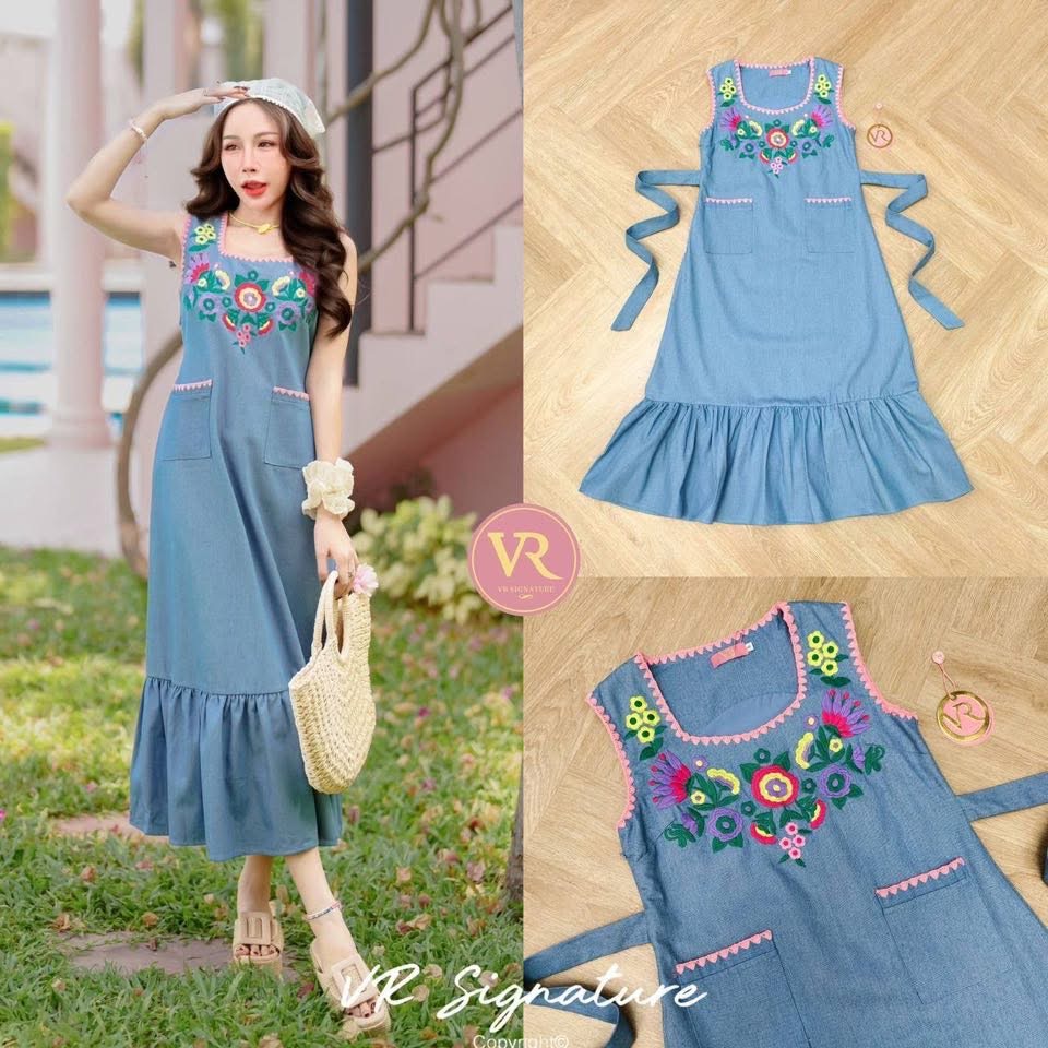 Dress ตัวยาว แขนกุด แต่งปักกุ๊นขอบ ช่วงอกปักดอกไม้แน่นๆเลยค่ะ แต่งกระเป๋าด้านหน้า แต่งเชือกผูกโบว์เข้ารูปด้านหลัง แต่งระบายชายกระโปรง ใส่สบาย : สินค้าคุณภาพ (พร้อมส่ง)