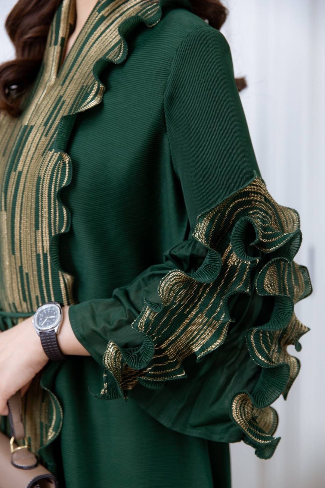 เดรสงานอัดพลีทเกรดพรีเมี่ยมสุดอลังการ งานแต่งระบายด้วยผ้าดิ้นทอง มีเชือกผูกเอว ใส่สบาย : สินค้าคุณภาพ (พร้อมส่ง)