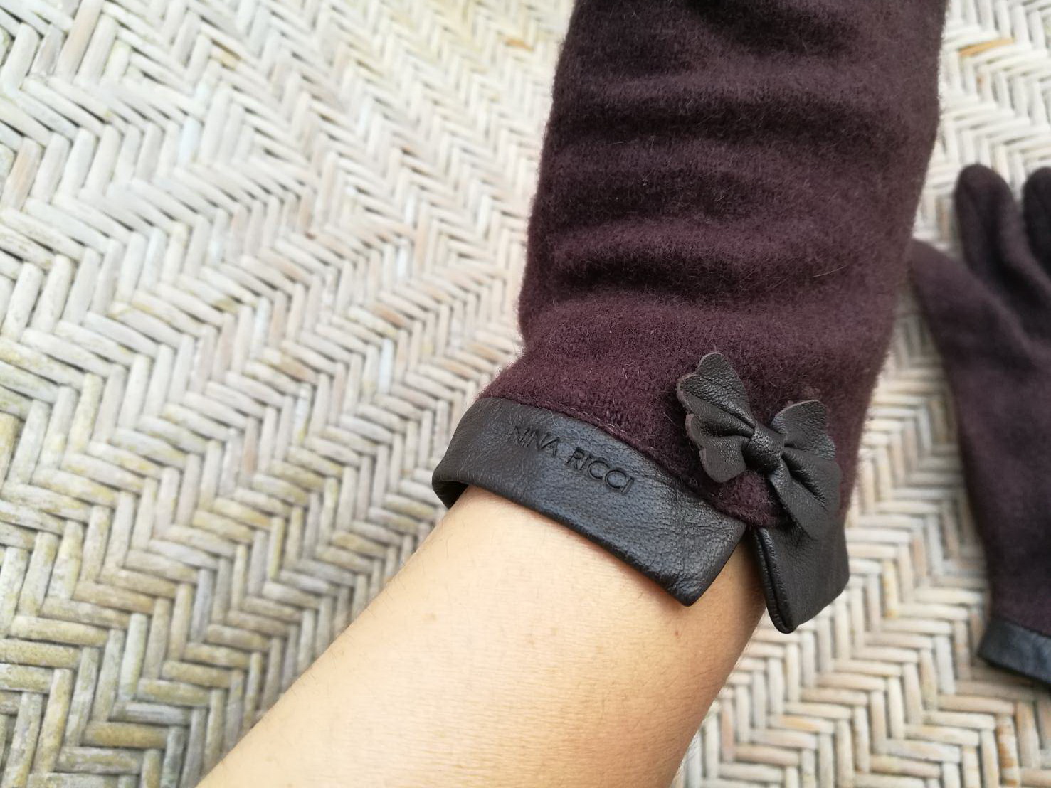 ถุงมือไหมพรมขนสัตว์ NINA RICCI น่ารักมาก