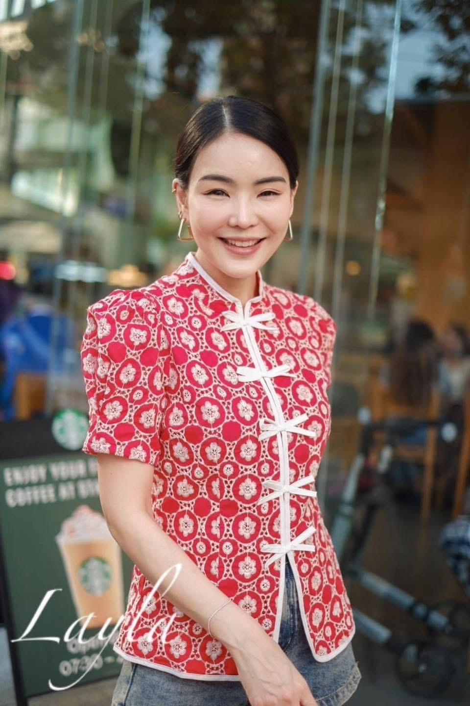 เสื้อกี่เพ้าผ้าปักฉลุลายดอกไม้ ทรงเข้ารูปน่ารัก กุ้นขอบสีขาวรอบตัว แต่งโบว์ปุ๊กปิ๊กสีขาวเข้ากันสุดๆ งานมีซิปยาวด้านหลัง ใส่สบาย : สินค้าคุณภาพ (พร้อมส่ง)