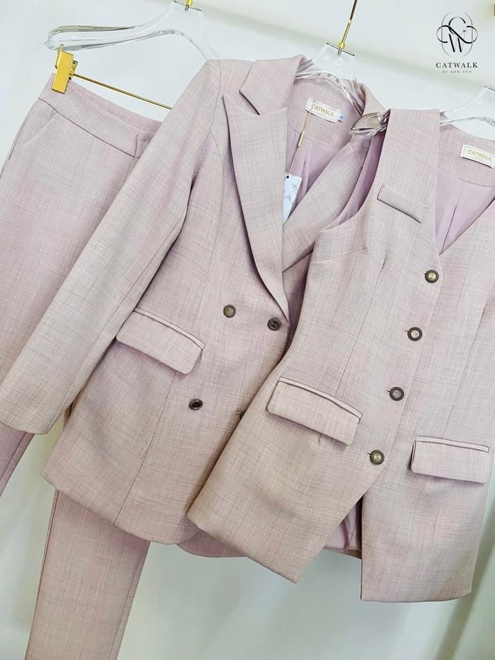 เซตBLAZER3ชิ้น ตัว BLAZER เป็นทรงเข้ารูป +เสื้อกั๊กครอปแขนกุด ทรงเข้ารูปคอวีใส่ไว้ด้านใน+กางเกงทรงขากระบอกเล็ก งานผ้าเกรดเอ เนื้อผ้ามีลายทอในตัว ใส่สบาย สินค้าคุณภาพ (พร้อมส่ง)