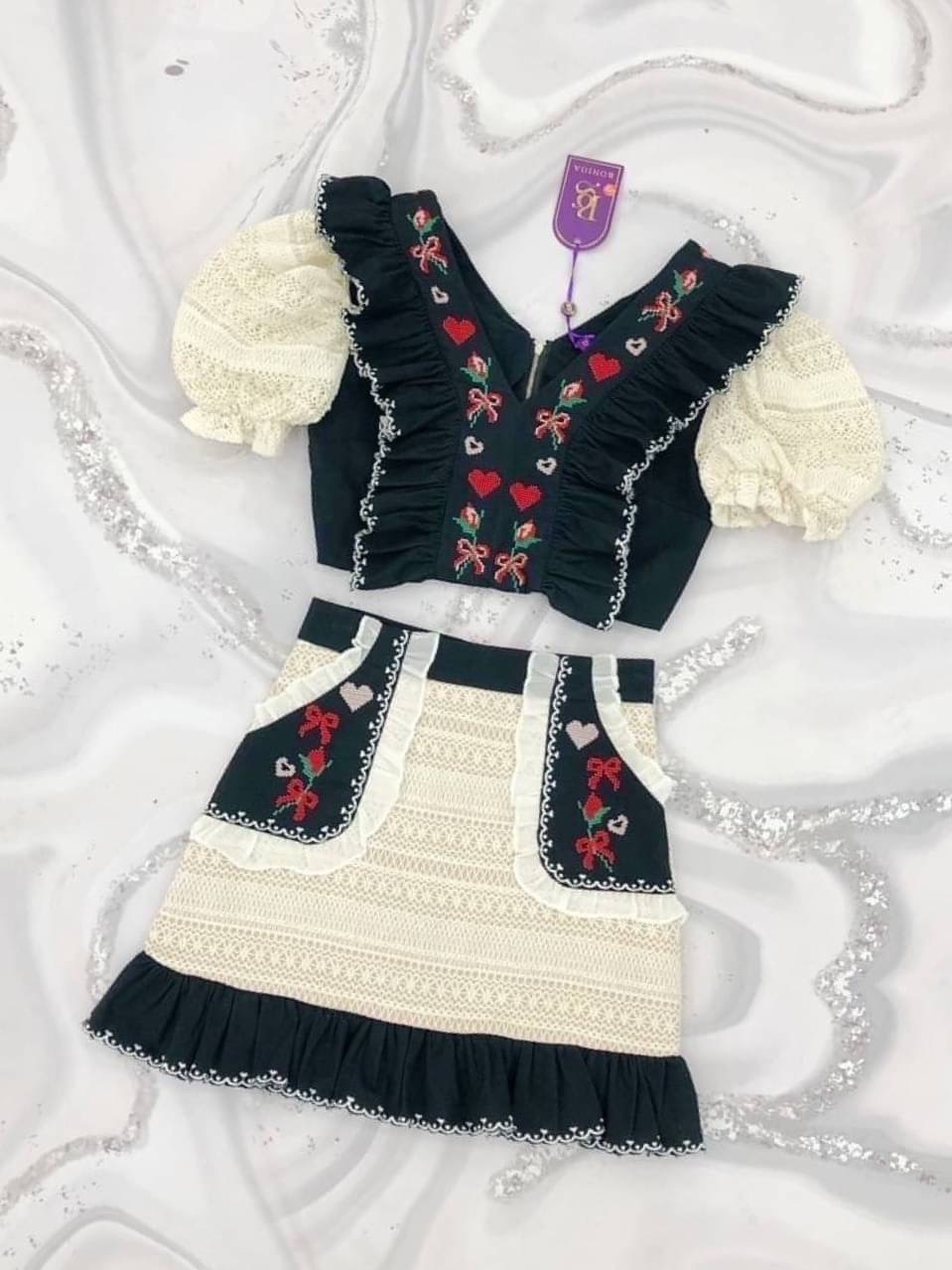 เซ็ต 2 ชิ้นเสื้องานปัก + กระโปรงลูกไม้พรีเมียม โทนดำครีมดูเรียบหรูดูแพงมาก สินค้าคุณภาพ (พร้อมส่ง)
