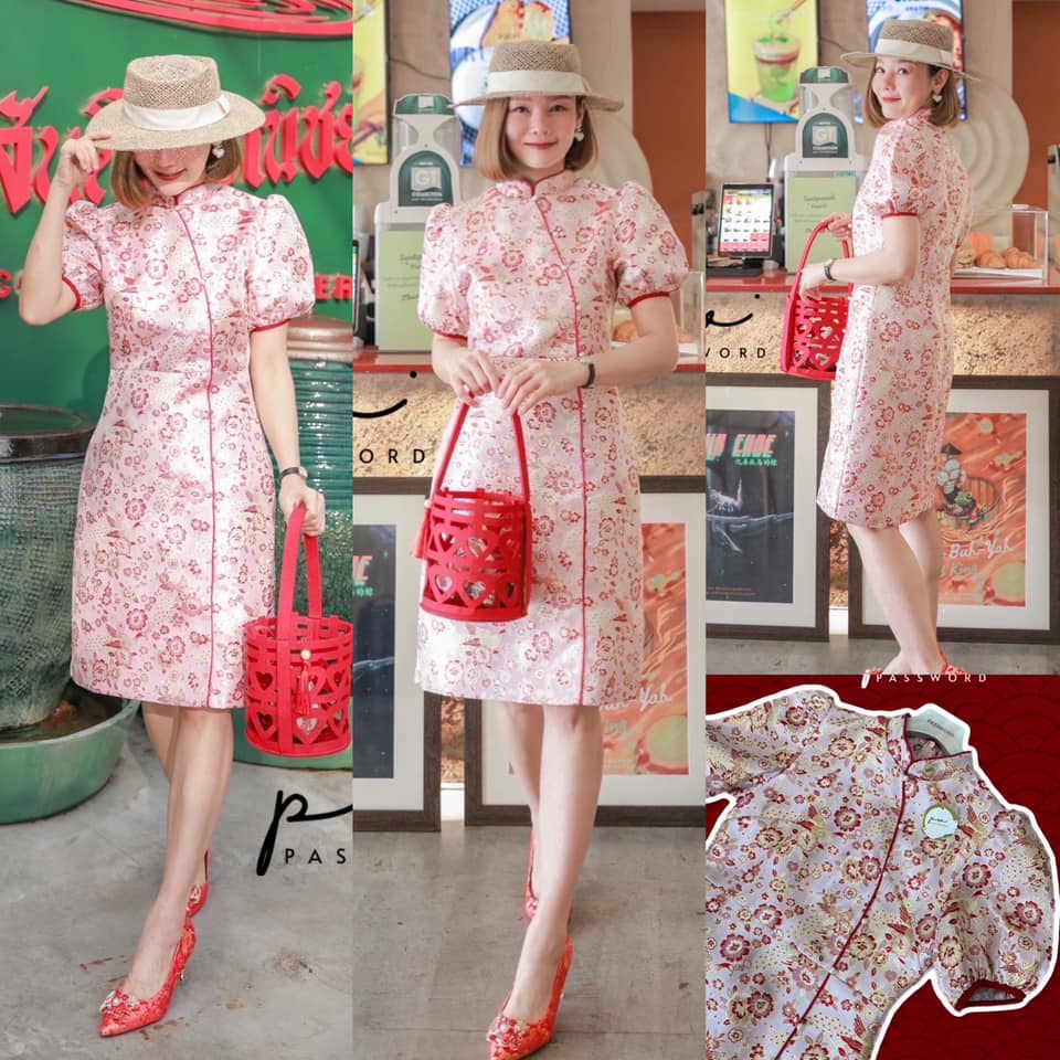 เดรสกี่เพ้า ผ้าไหมจีนทอนุ่มๆ ใส่สบาย เนื้อผ้าทอลายนกยูงรำแพนโทนสีชมพูมุกตัดกับสีแดง แต่งกระดุมมุกเรียงสวยงามโอเรียนทัลสไตล์ ใส่สบาย สินค้าคุณภาพ (พร้อมส่ง)