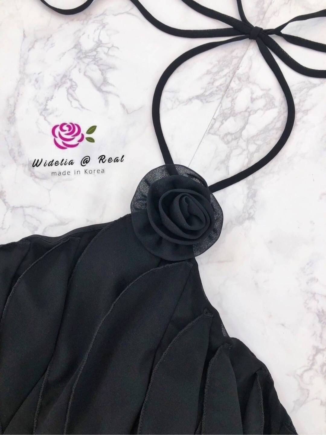 Dress :: เดรสคล้องคอตัวสวย เนื้อผ้า ชีฟองสวยพริ้ว เป็นระบายย้วยสวยทั้งตัว ช่วงอก แต่งดอกกุหลาบเก๋พร้อมสายคล้องคอสวย งาน เกรดพรีเมี่ยม : สินค้าคุณภาพ (พร้อมส่ง)