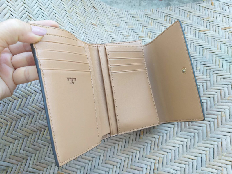 กระเป๋าสตางค์สีแดงสวยมาก ช่องเยอะ (ของใหม่)